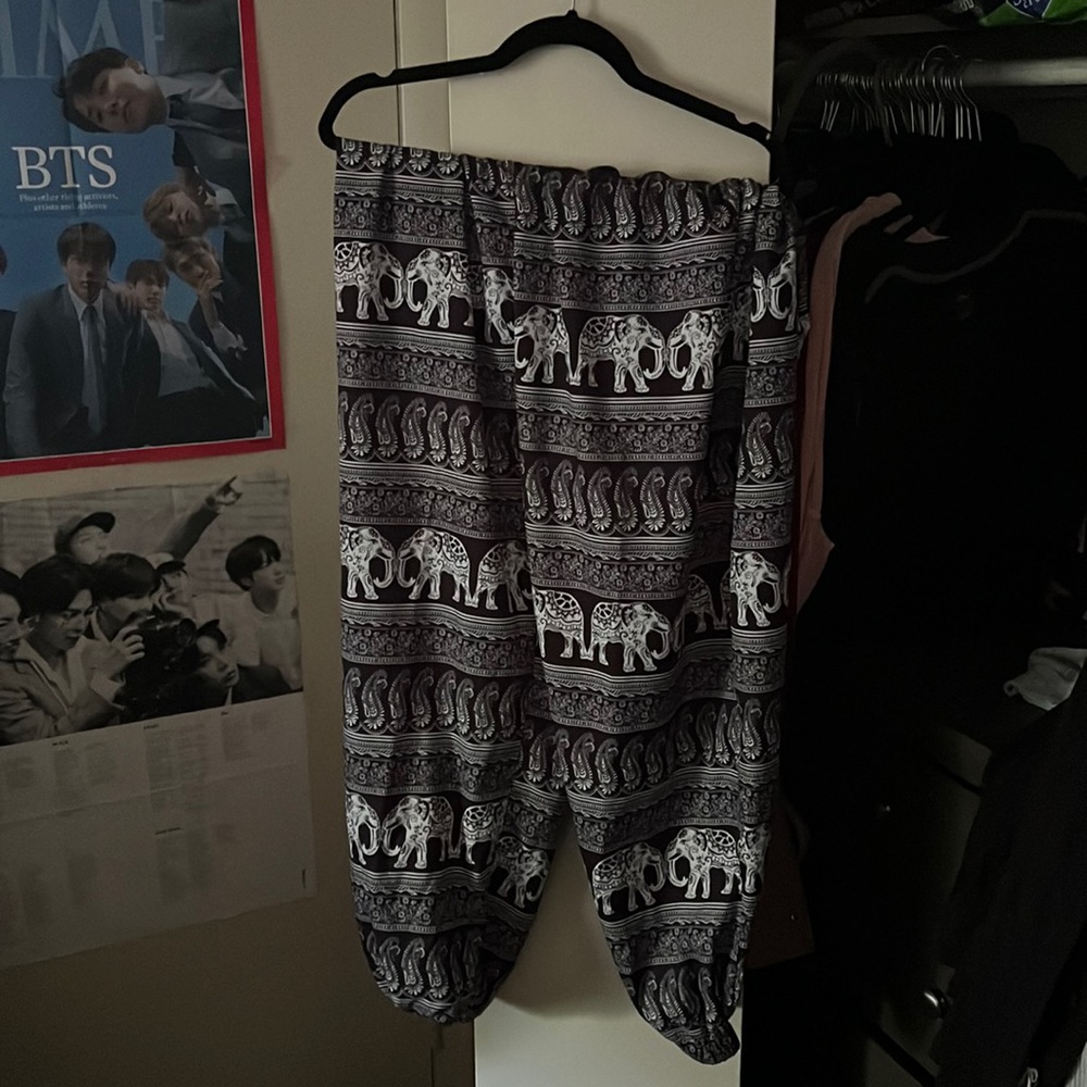 PLUS SIZE Elephant Print Drawstring jogger style sweatpants. Black and White.4XL